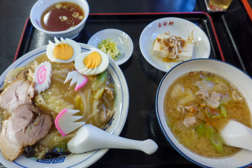 茨城県守谷市の中華飯店自由軒の中華丼と豚汁