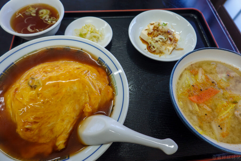 茨城県守谷市の中華洋食屋さん自由軒の天津丼と豚汁の組み合わせ