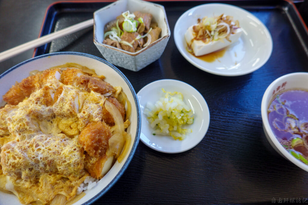 茨城県守谷市の中華洋食屋さん自由軒のイカ丼とモツ煮小